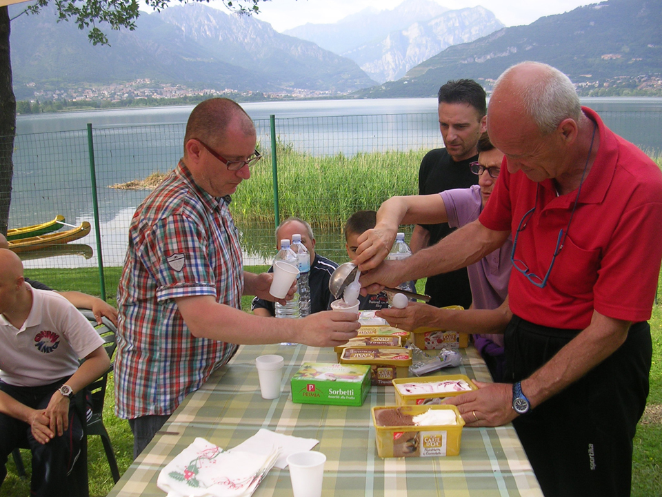 IN CANOA SUL LAGO